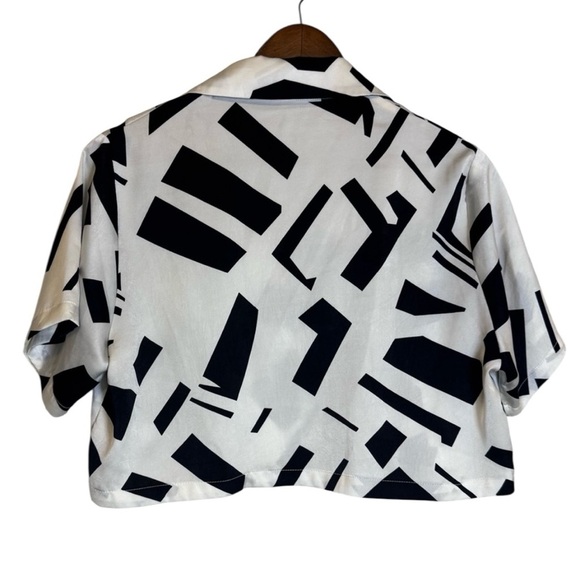 Black and White, Retro Style , Geometric Pattern, Cropped Button Down, Blouse - Picture 4 of 7
